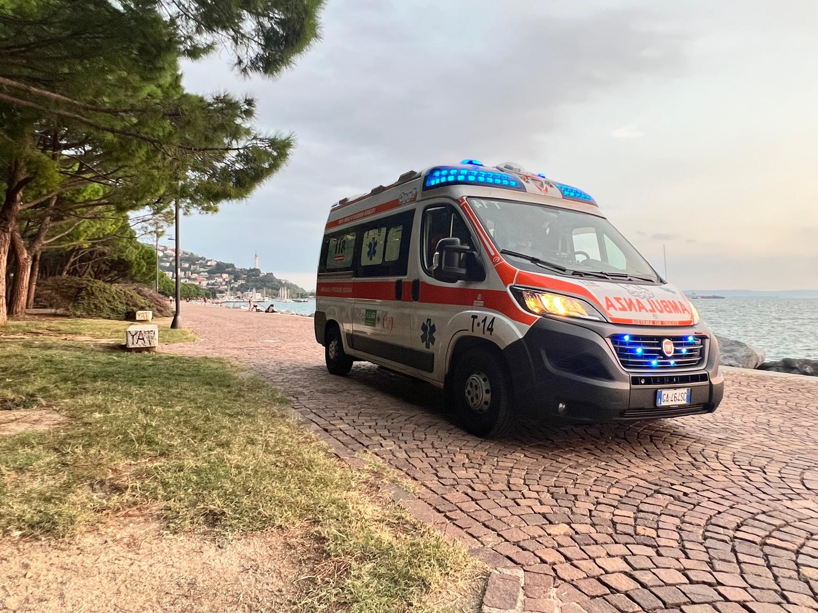 Trieste, cresce la paura tra i soccorritori: “Anche le ambulanze non vengono rispettate” (VIDEO)